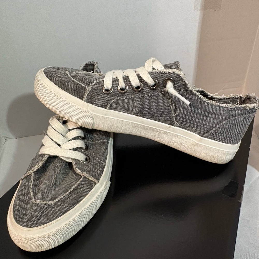 Jellypop Sneakers Women’s SZ 8 canvas slip-on distressed raw-edge knotted lace